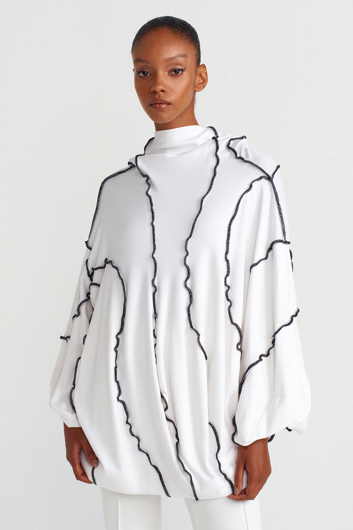 White Contrast Stitch Sweatshirt-K241011086