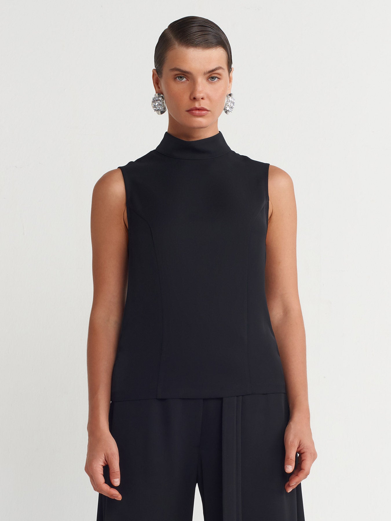 Black Half Turtleneck Back-Zipper Blouse-K241011089