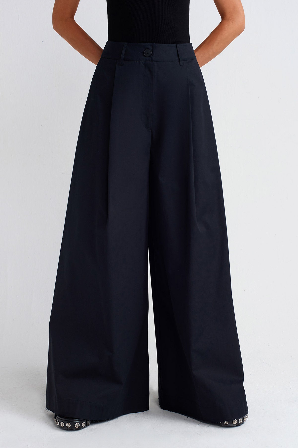 Black Wide-Leg Poplin Trousers-Y253013005