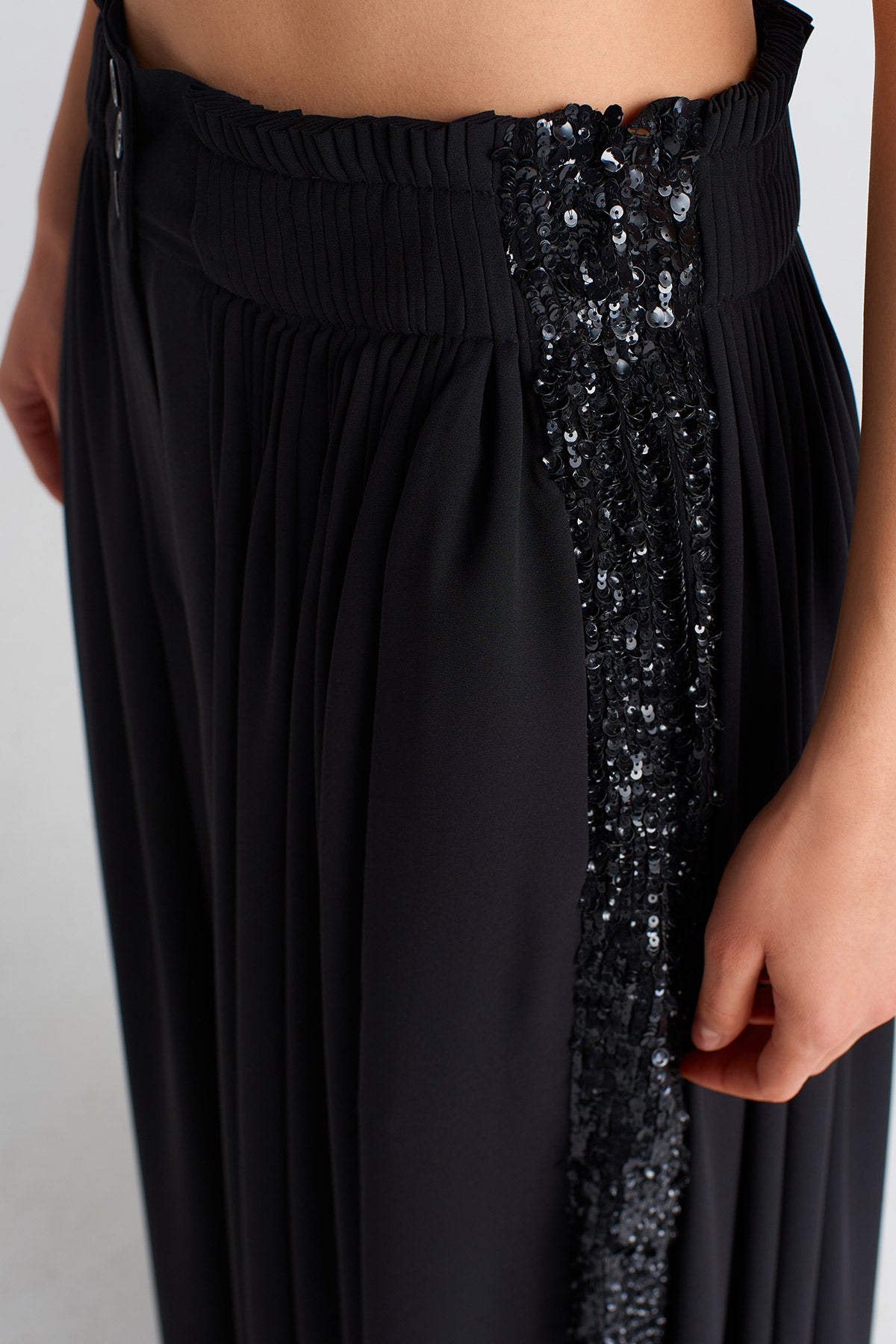 Black Sequin Embellished Side Pants-Y253013013