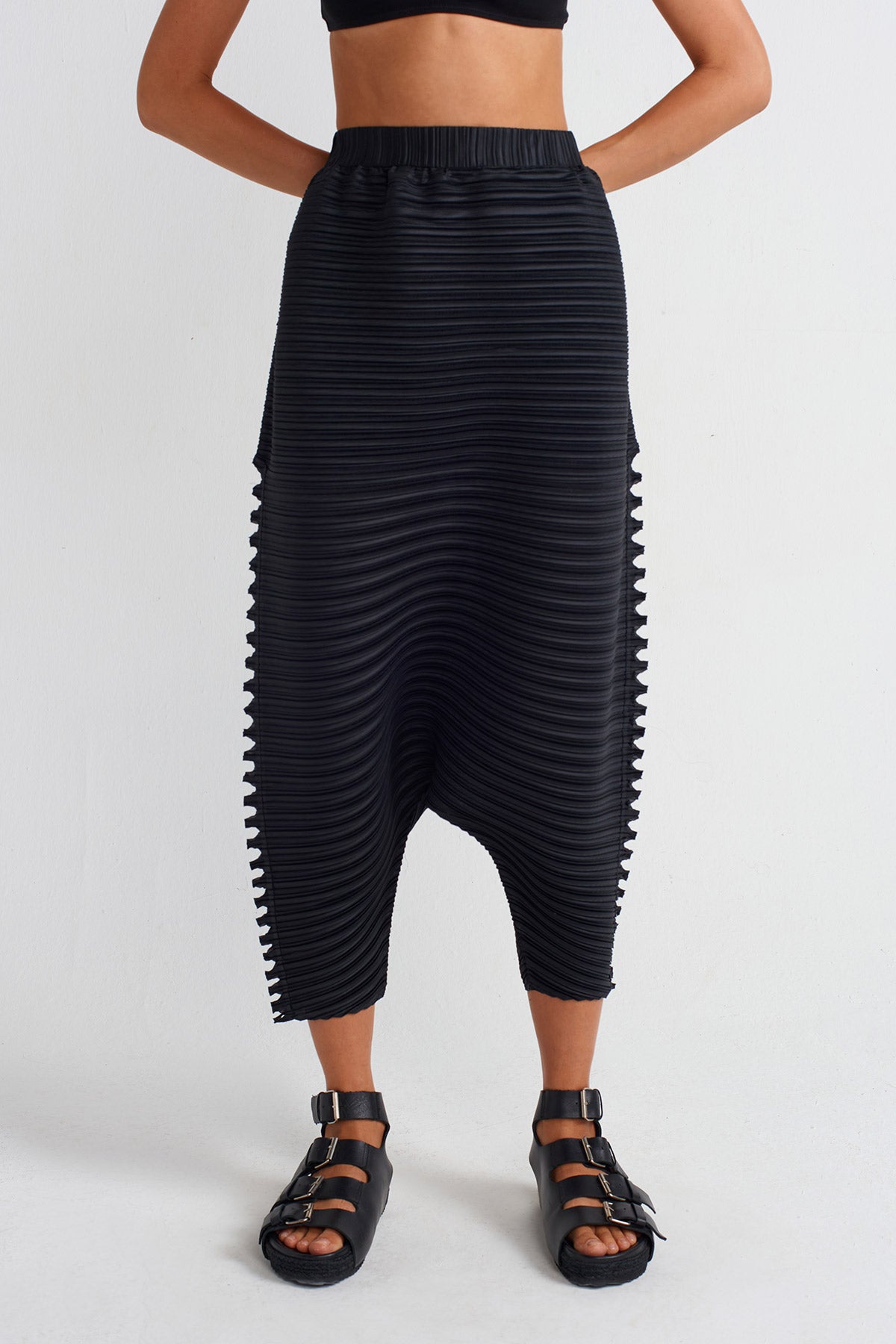 Black Side Window Detail Pleated Harem Pants-Y253013028