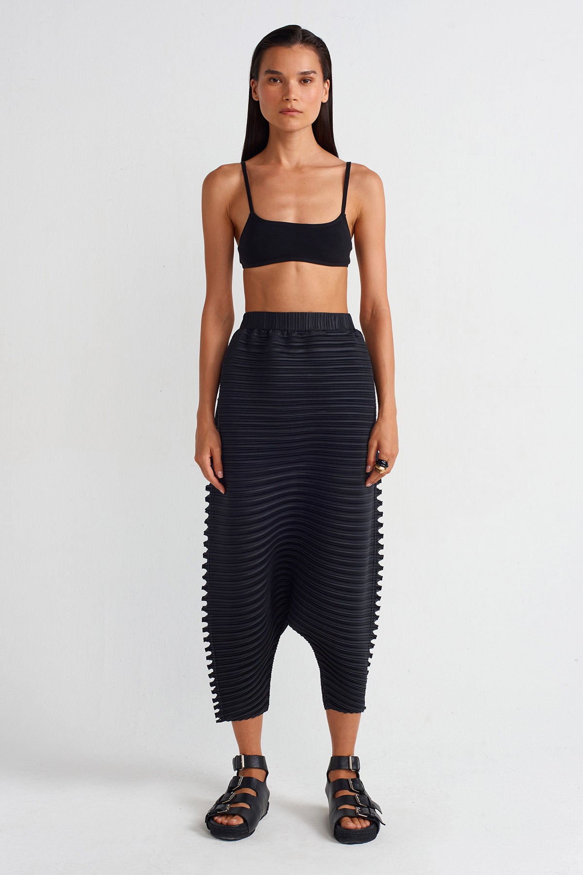 Black Side Window Detail Pleated Harem Pants-Y253013028