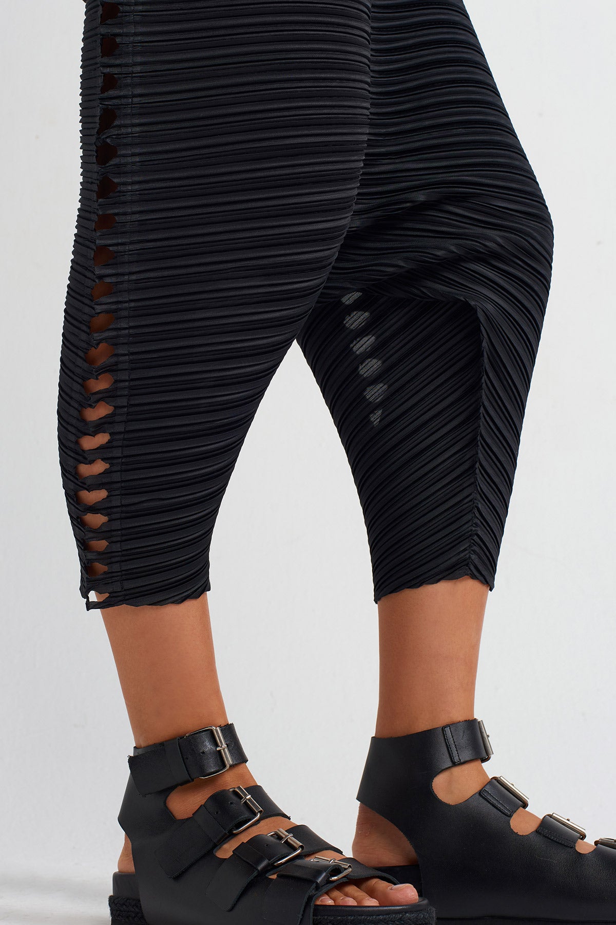 Black Side Window Detail Pleated Harem Pants-Y253013028