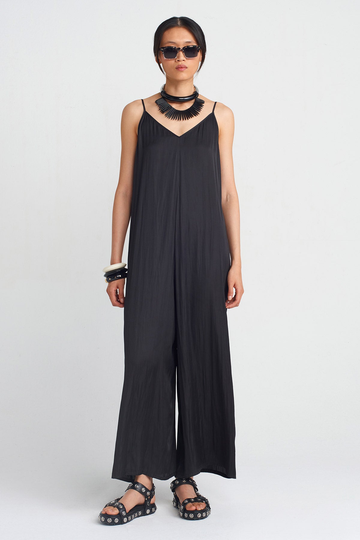 Black Slim Strap Satin Jumpsuit-Y254014099