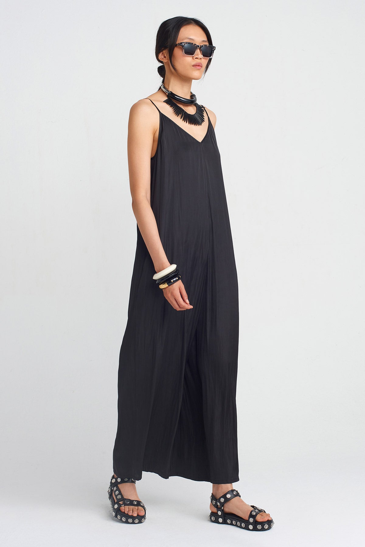 Black Slim Strap Satin Jumpsuit-Y254014099