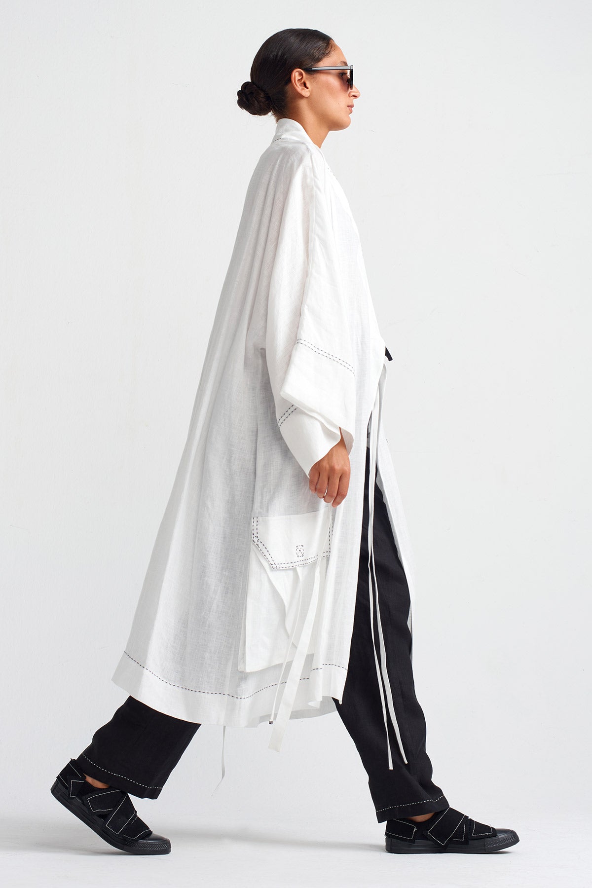 White / Black Contrast Stitched Pocket Linen Kimono-Y255015019