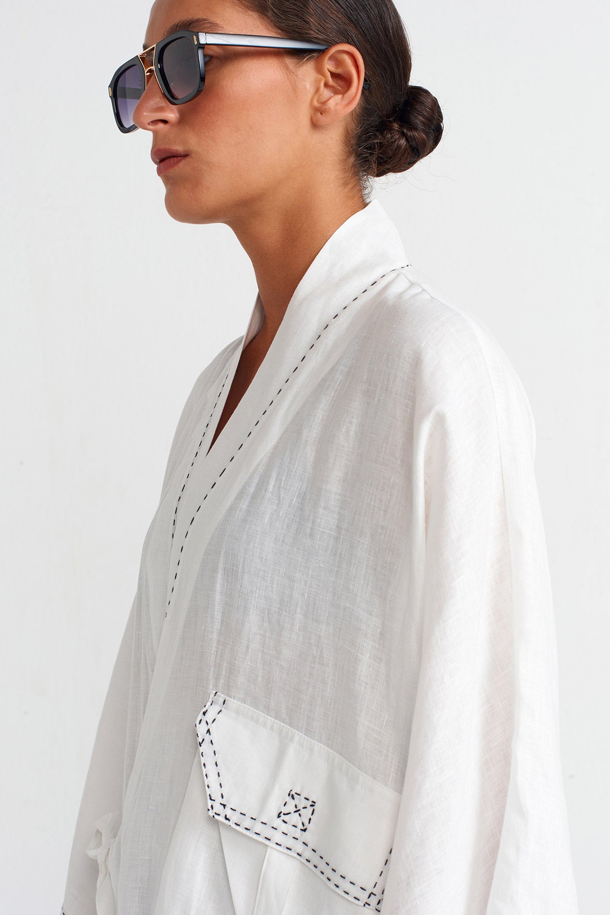 White / Black Contrast Stitched Pocket Linen Kimono-Y255015019